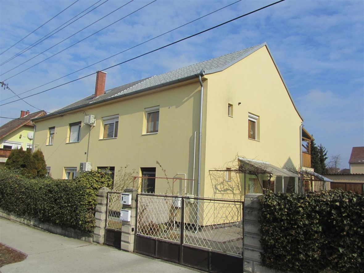 eladó újszerű tégla lakás Veszprém belvárosában
